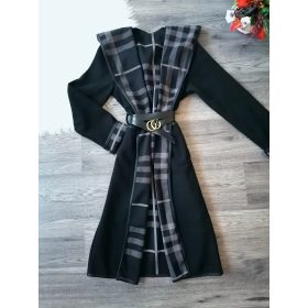 Elegáns szövetkabát kapucnival és övvel