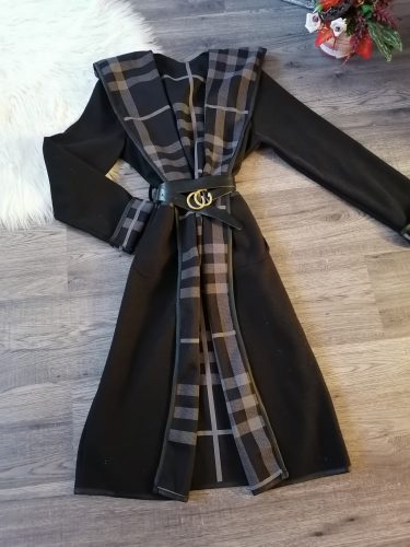 Elegáns szövetkabát kapucnival és övvel