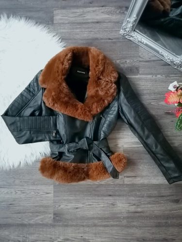 Prémium fekete szőrmés műbőr kabát övvel