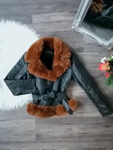 Prémium fekete szőrmés műbőr kabát övvel