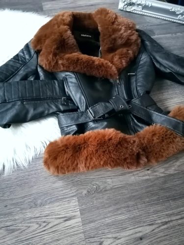 Prémium fekete szőrmés műbőr kabát övvel