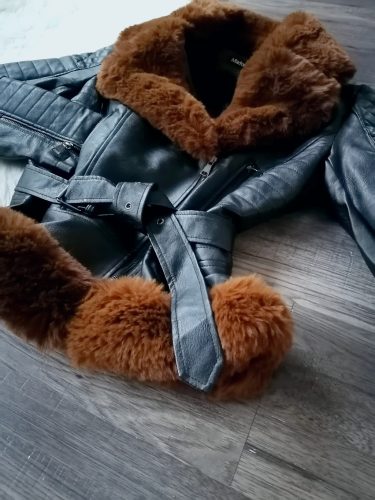 Prémium fekete szőrmés műbőr kabát övvel