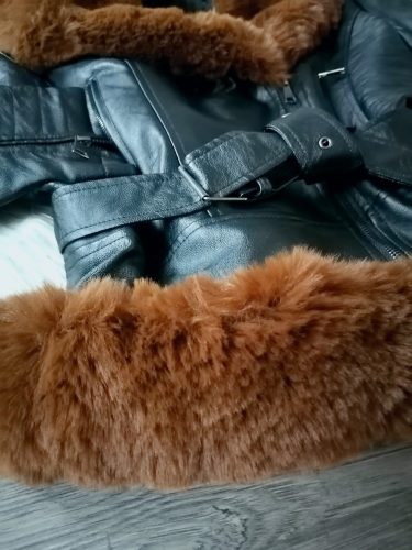 Prémium fekete szőrmés műbőr kabát övvel