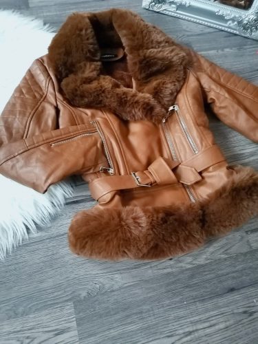 Prémium barna szőrmés műbőr kabát övvel