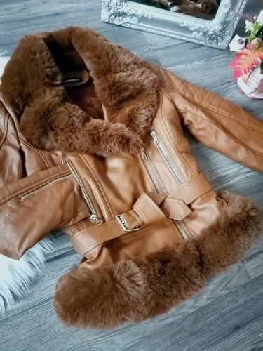 Prémium barna szőrmés műbőr kabát övvel