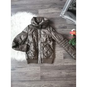 Fényes barna steppelt kabát rejtett kapucnival