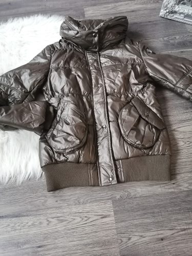 Fényes barna steppelt kabát rejtett kapucnival