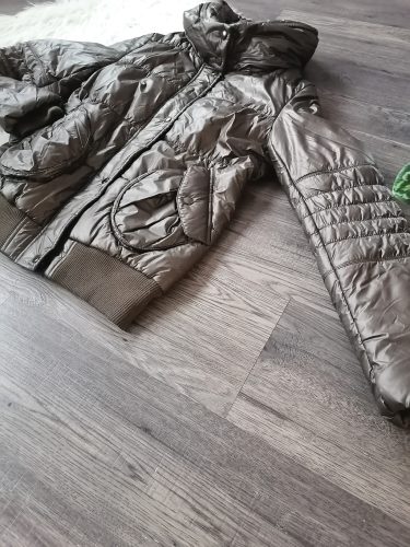 Fényes barna steppelt kabát rejtett kapucnival