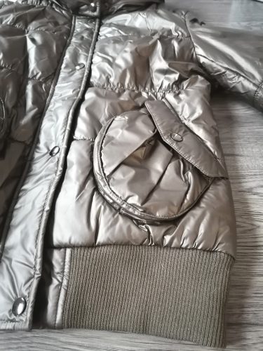 Fényes barna steppelt kabát rejtett kapucnival