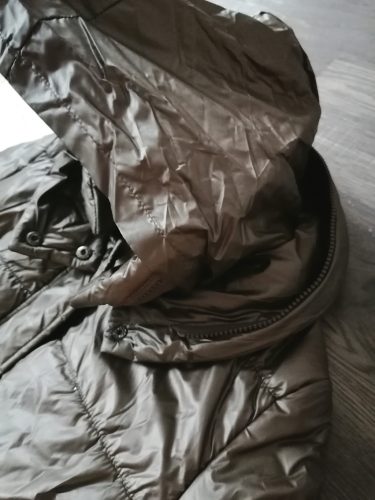 Fényes barna steppelt kabát rejtett kapucnival