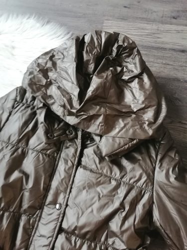 Fényes barna steppelt kabát rejtett kapucnival