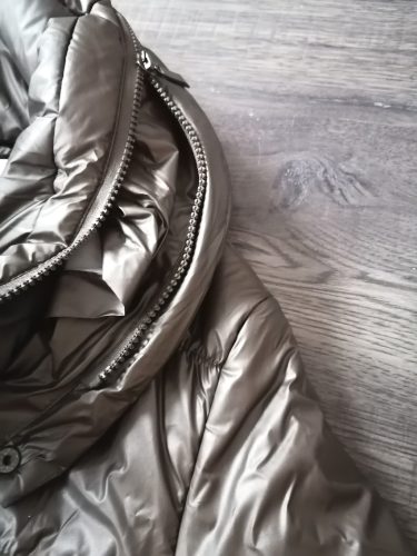 Fényes barna steppelt kabát rejtett kapucnival