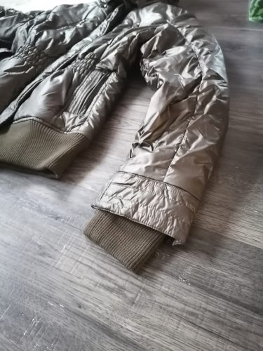 Fényes barna steppelt kabát levehető kapucnival