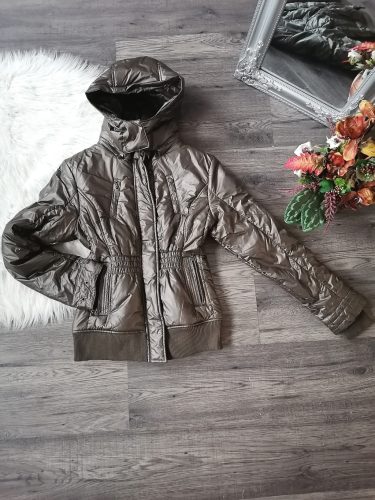 Fényes barna steppelt kabát levehető kapucnival