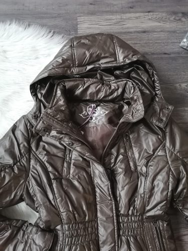 Fényes barna steppelt kabát levehető kapucnival