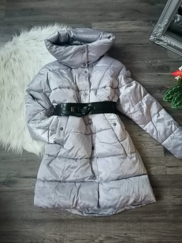 Hosszú steppelt bélelt kapucnis szürke kabát - övvel