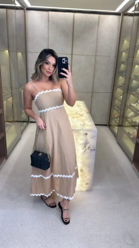 Elegáns bézs színű fodros pántos maxiruha