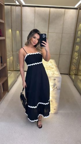 Elegáns sötétkék színű fodros pántos maxiruha