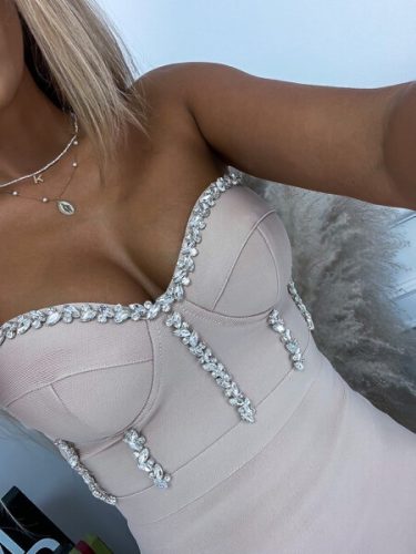 Exkluzív köves bézs alakformáló midiruha szivacsos mellrésszel