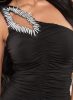 Különleges húzott fekete félvállas miniruha kagyló díszítéssel