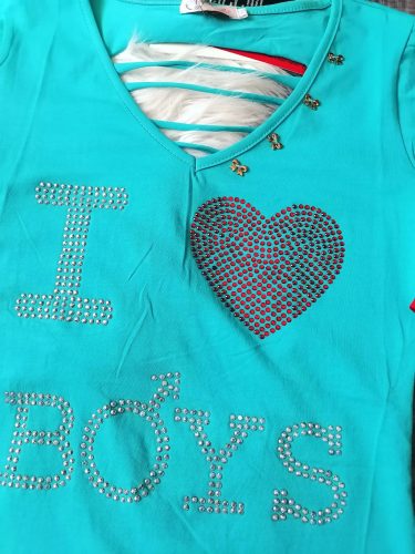 "I LOVE BOYS" feliratos hátán szaggatott strasszos póló / felső