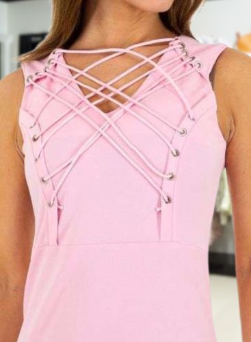 Ujjatlan dekoltázsnál fűzős rózsaszín miniruha / tunika