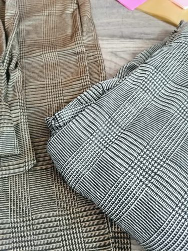 Zsebes kockás magasderekú elegáns nadrág övvel