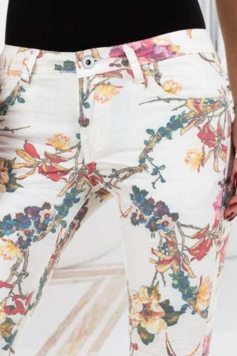 Fehér alapon virágos szű szárú farmer (95209-F68) 