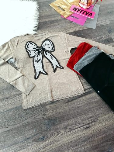 Gombos kötött kardigán hátán masnival