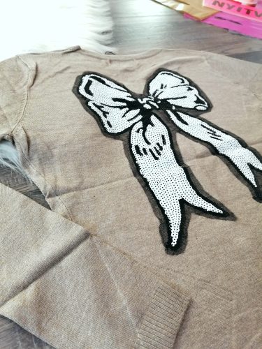 Gombos kötött kardigán hátán masnival