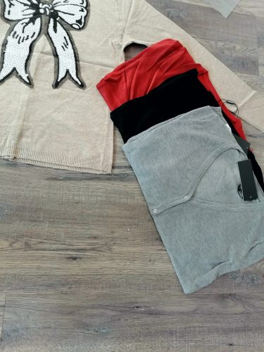 Gombos kötött kardigán hátán masnival