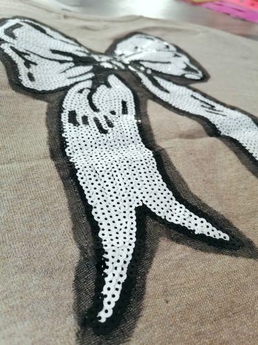 Gombos kötött kardigán hátán masnival