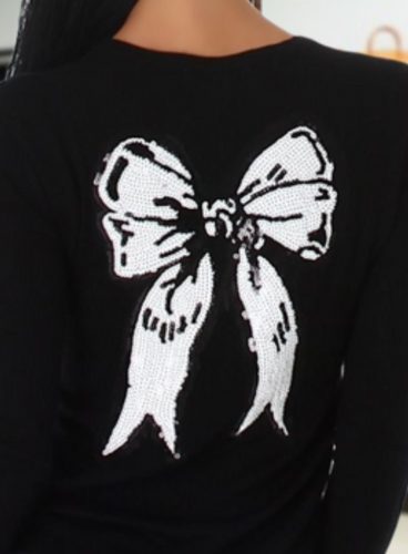 Gombos kötött fekete kardigán hátán masnival