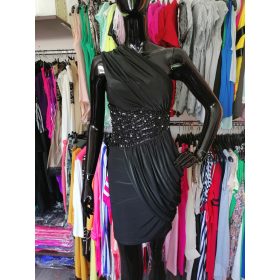 Exkluzív félvállas fekete miniruha kövekkel