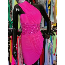 Exkluzív félvállas pink miniruha kövekkel