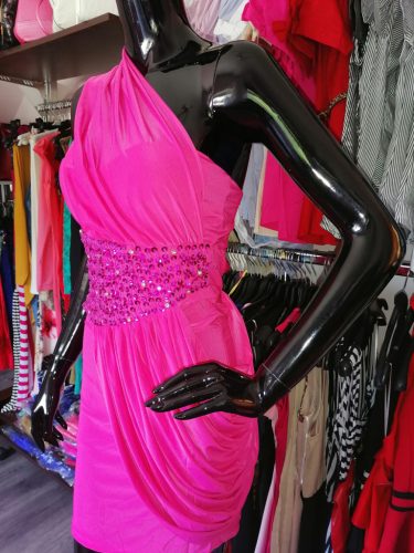 Exkluzív félvállas pink miniruha kövekkel