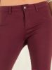 Szűk szárú bordó farmernadrág
