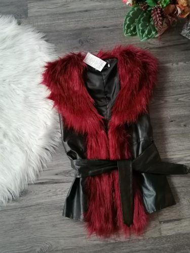 Fekete vékony műbőr mellény bordó műszőrmével