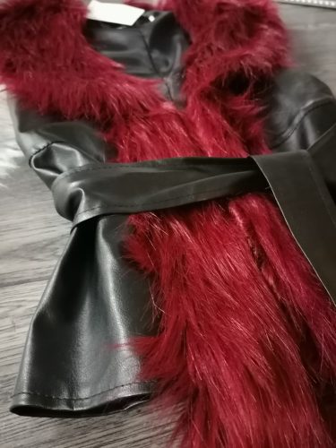 Fekete vékony műbőr mellény bordó műszőrmével