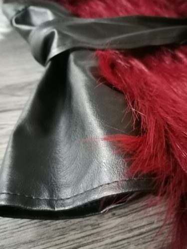 Fekete vékony műbőr mellény bordó műszőrmével