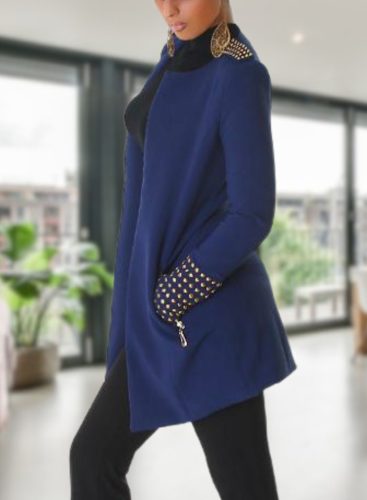 Vállán és ujján szegecses elegáns kék kabát