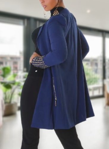 Vállán és ujján szegecses elegáns kék kabát