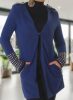 Vállán és ujján szegecses elegáns kék kabát