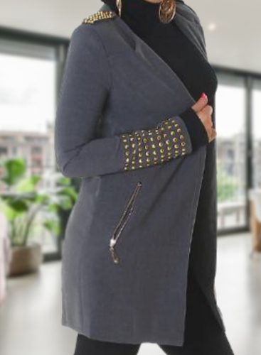 Vállán és ujján szegecses elegáns szürke kabát