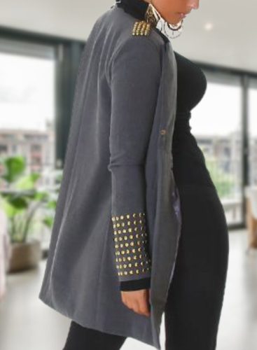 Vállán és ujján szegecses elegáns szürke kabát