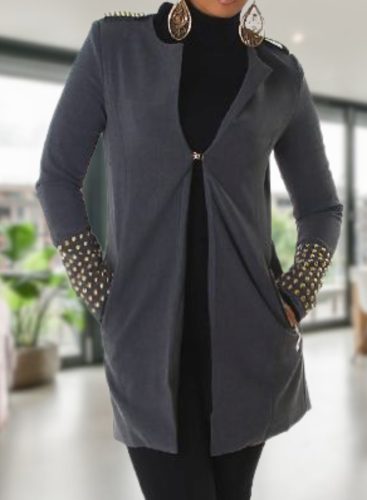 Vállán és ujján szegecses elegáns szürke kabát