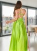 Szexi zöld szatén nyitott hátú sliccelt maxiruha szivacsos mellrésszel