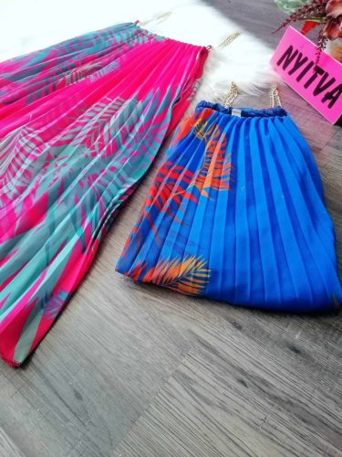 Lenge mintás vállán láncos plisszírozott miniruha 