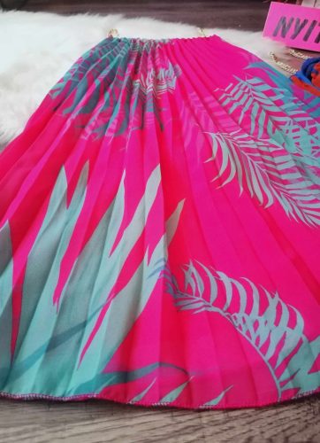 Lenge mintás vállán láncos plisszírozott miniruha 