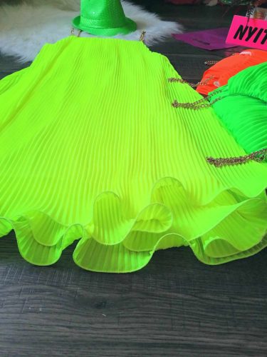 Lenge neon színű vállán láncos plisszírozott miniruha 